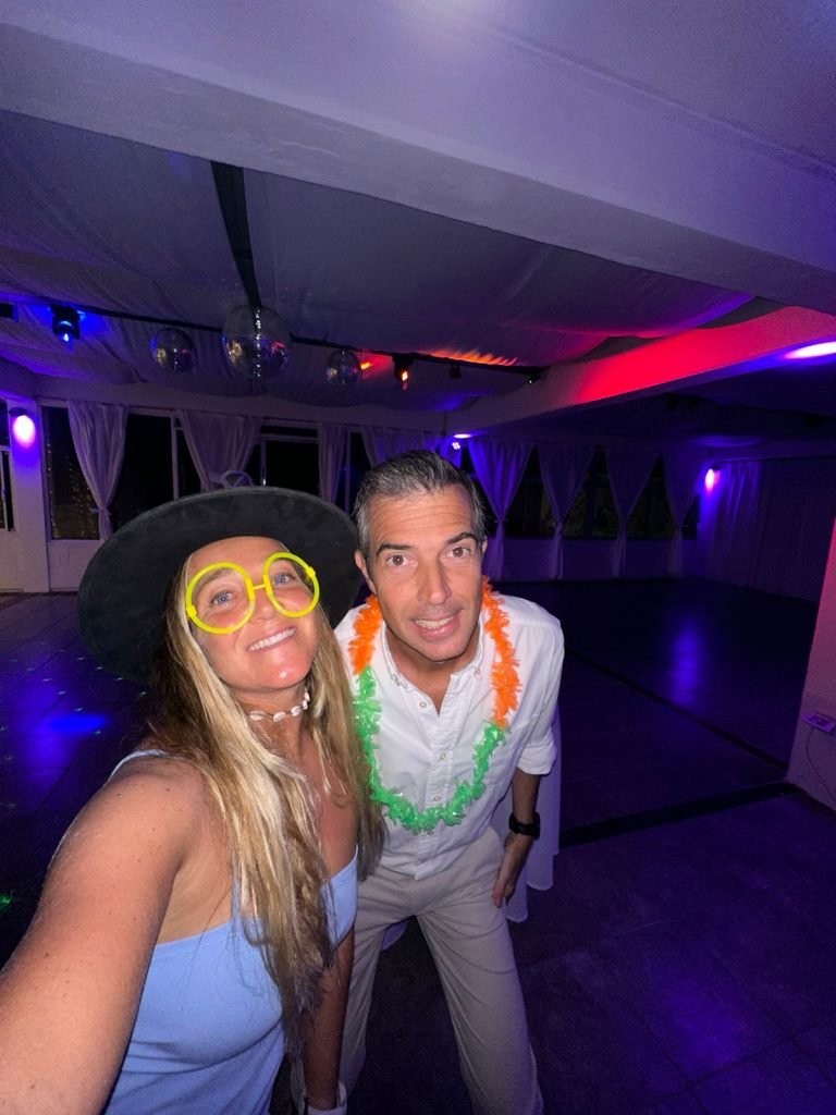 Invitados disfrutando una fiesta en Waimea Eventos