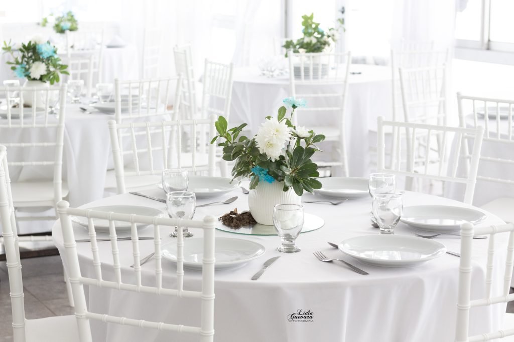 Mesa preparada para celebración en Waimea Eventos