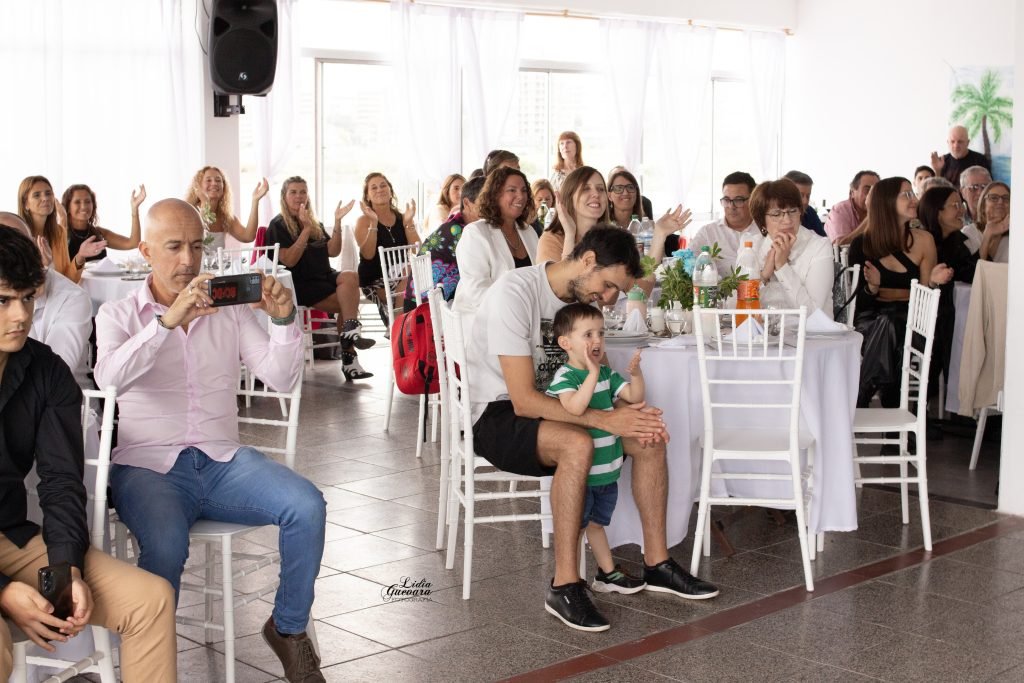 Celebración familiar en salón de eventos de Punta Mogotes