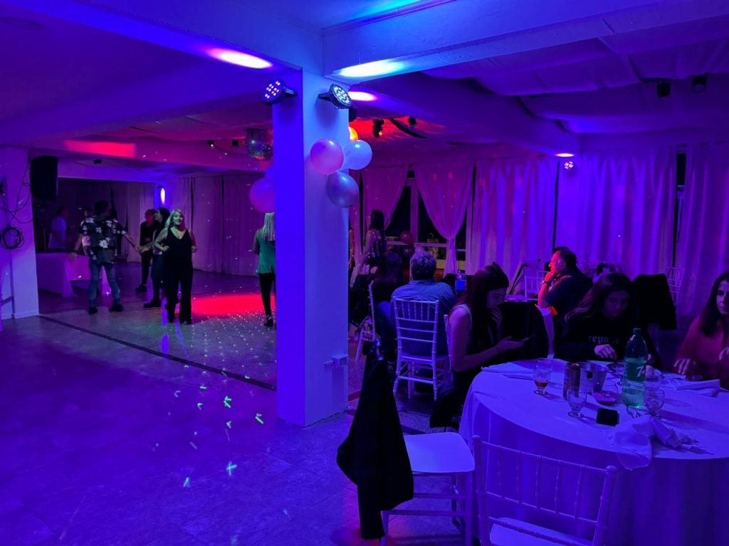 Fiesta con pista de baile e iluminación en Waimea Eventos