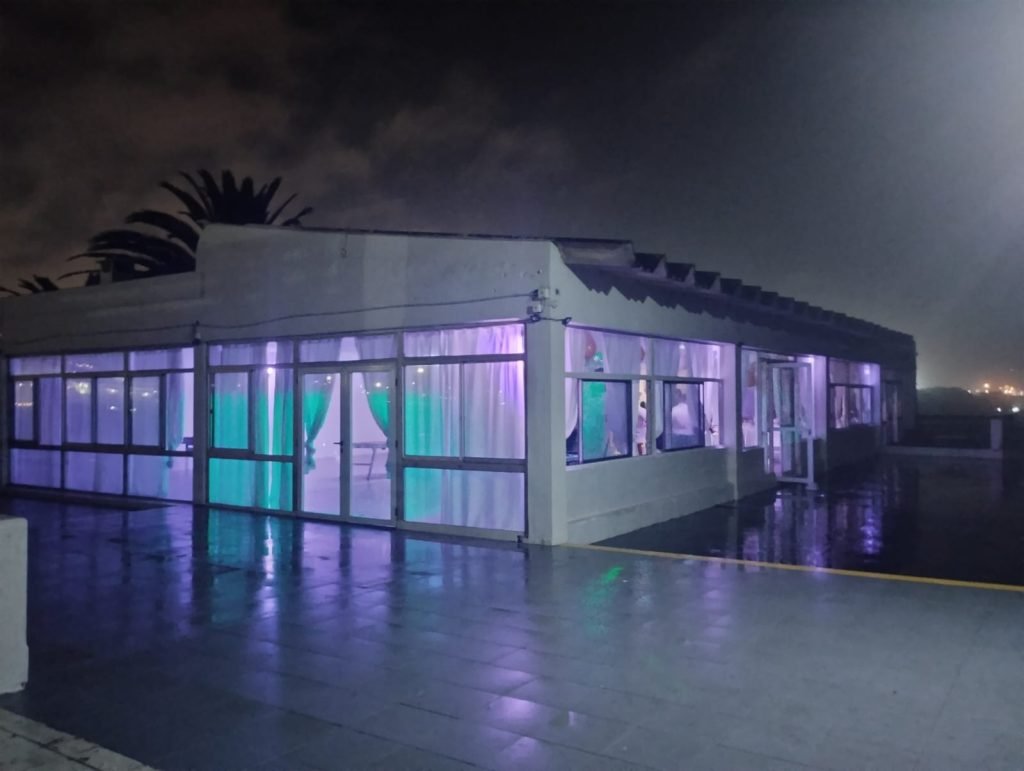 Salón ambientado con iluminación para eventos