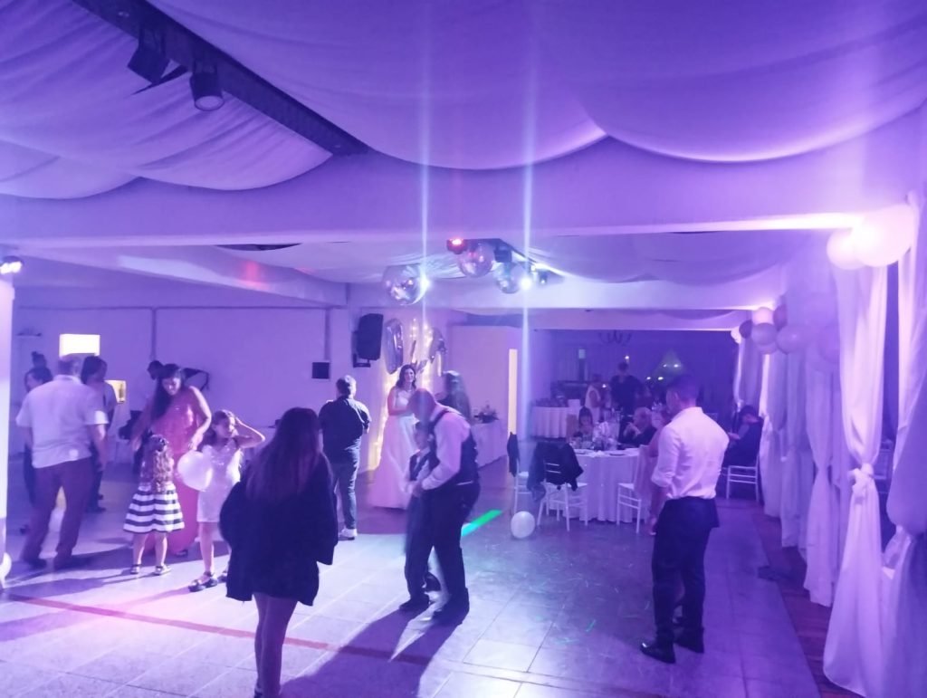 Fiesta con iluminación en salón de eventos de Mar del Plata