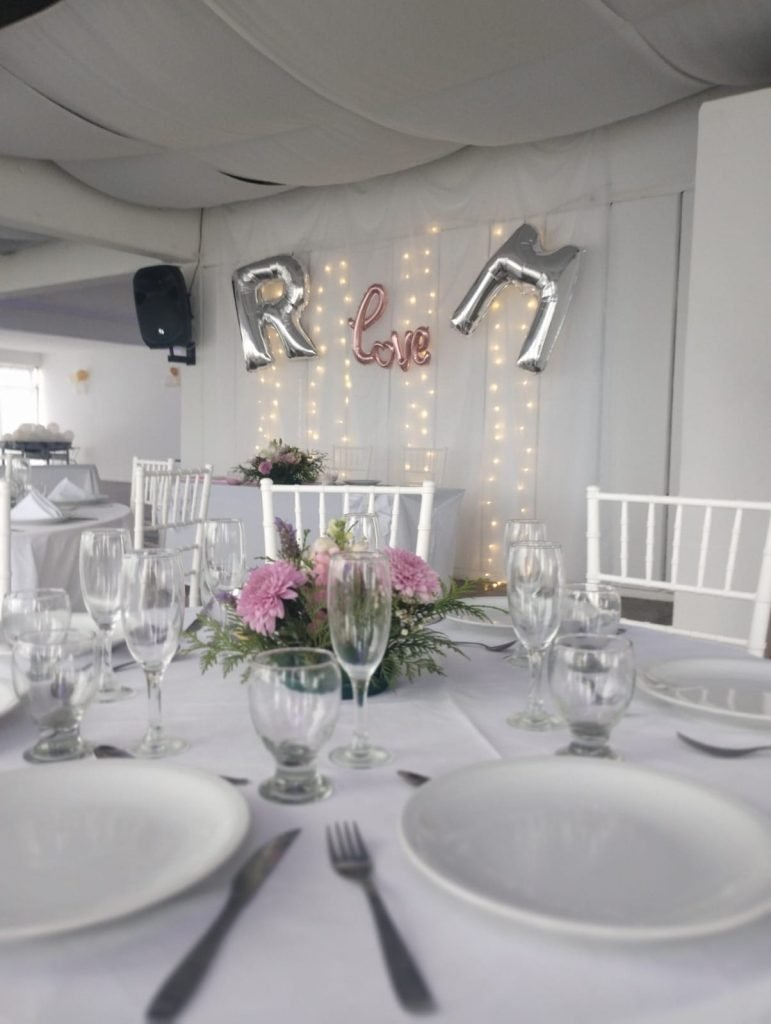 Mesa preparada para celebración en Waimea Eventos